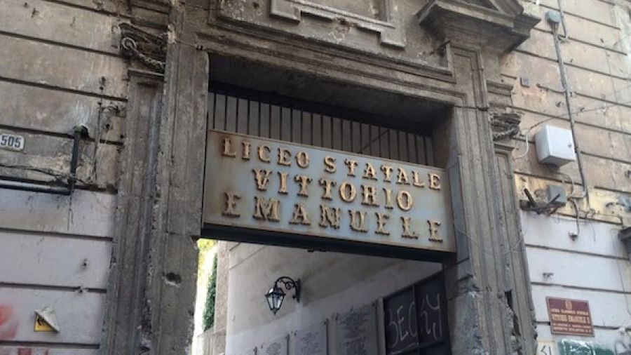 Ingresso Liceo classico Vittorio Emanuele II di Napoli in via S. Sebastiano, Napoli