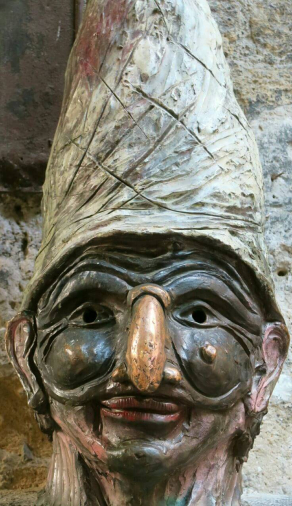 Il Pulcinella in bronzo di vico del Fico al Purgatorio
