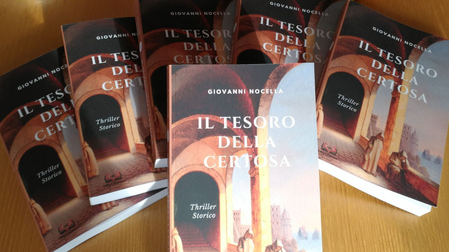 Il Tesoro della Certosa - Copie del romanzo u un tavolo