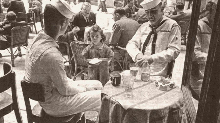 Bimba e marinai USA 1948 nella Galleria Umberto I di Napoli - foto in B/N
