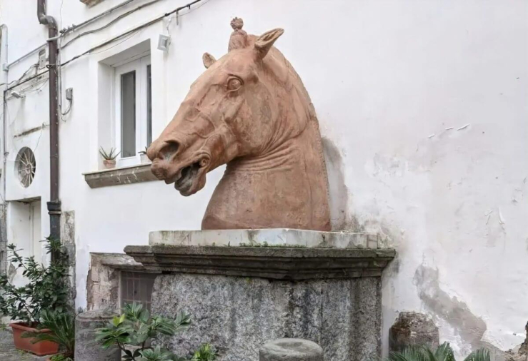 La testa del Cavallo di Napoli a Palazzo Carafa