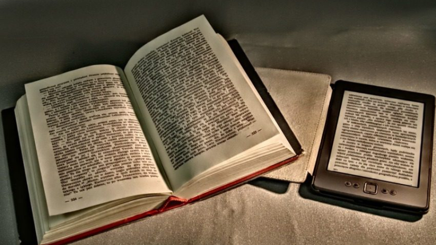 Libro e lettore ebook - immagine di fantasia